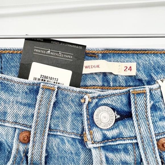 NWT Levi’s Wedgie Straight Leg High Waist Distressed Jeans 24 Jazz Devoted Wash - Picture 6 of 9